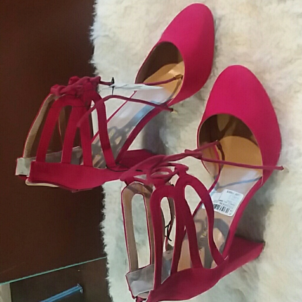 WOMEN'S Express red pumps